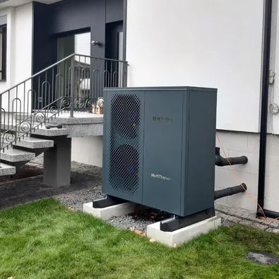 Pompa ciepła IGLOO MultiTherma przy wejściu do domu