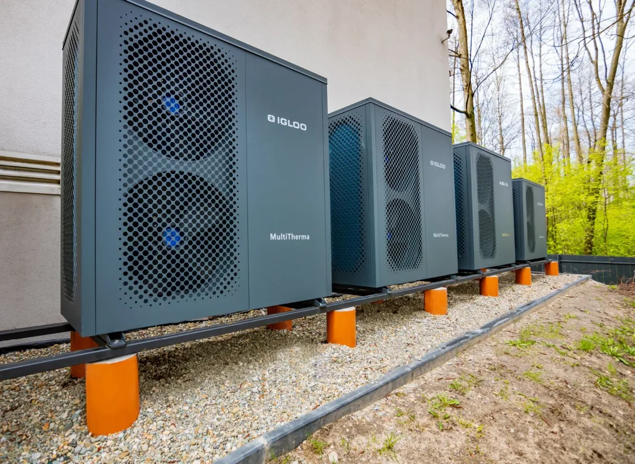 Instalacja kaskady pomp ciepła MultiTherma na dachu