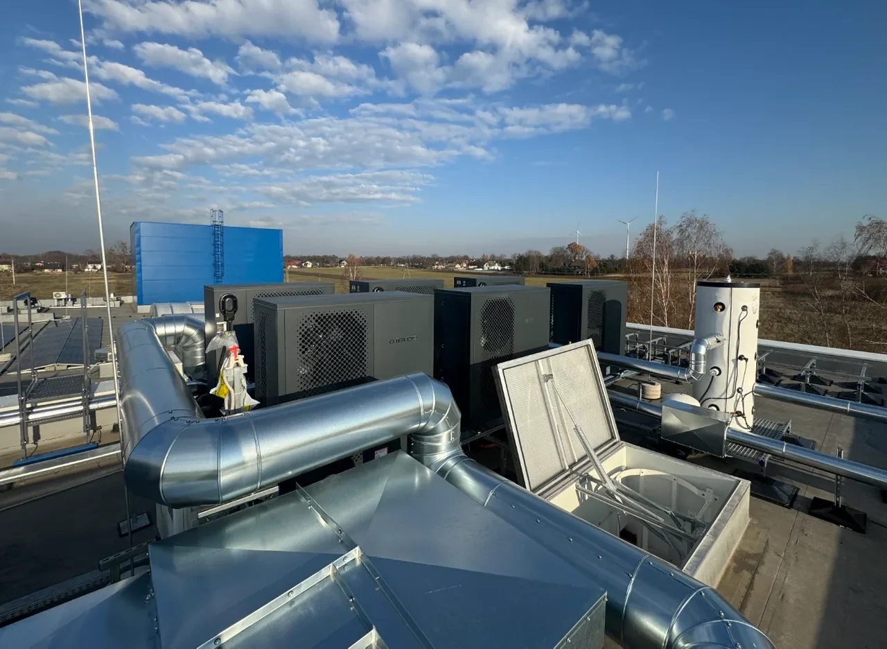 Instalacja dachowa pomp ciepła MultiTherma z kanałami wentylacyjnymi